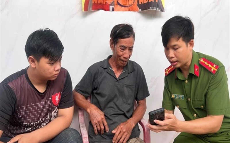 Police officers of Dai An commune (Tra Cu district, Tra Vinh province) instruct people on how to use the VNeID application. Photo: Ministry of Public Security