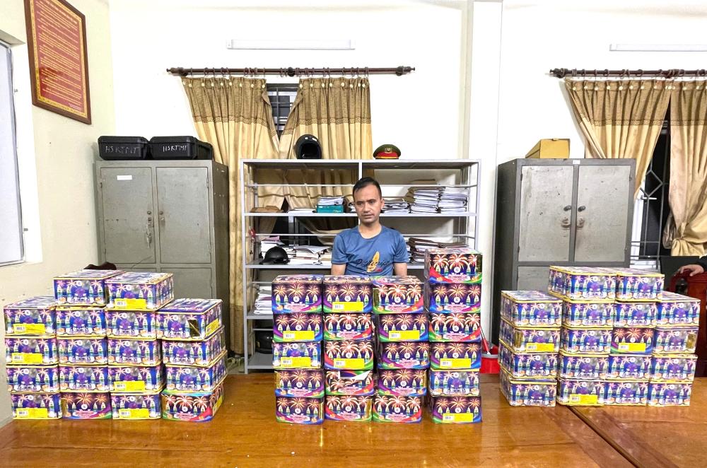 Subject Thao was arrested with evidence of 110kg of explosive fireworks. Photo: Ha Tinh Police.