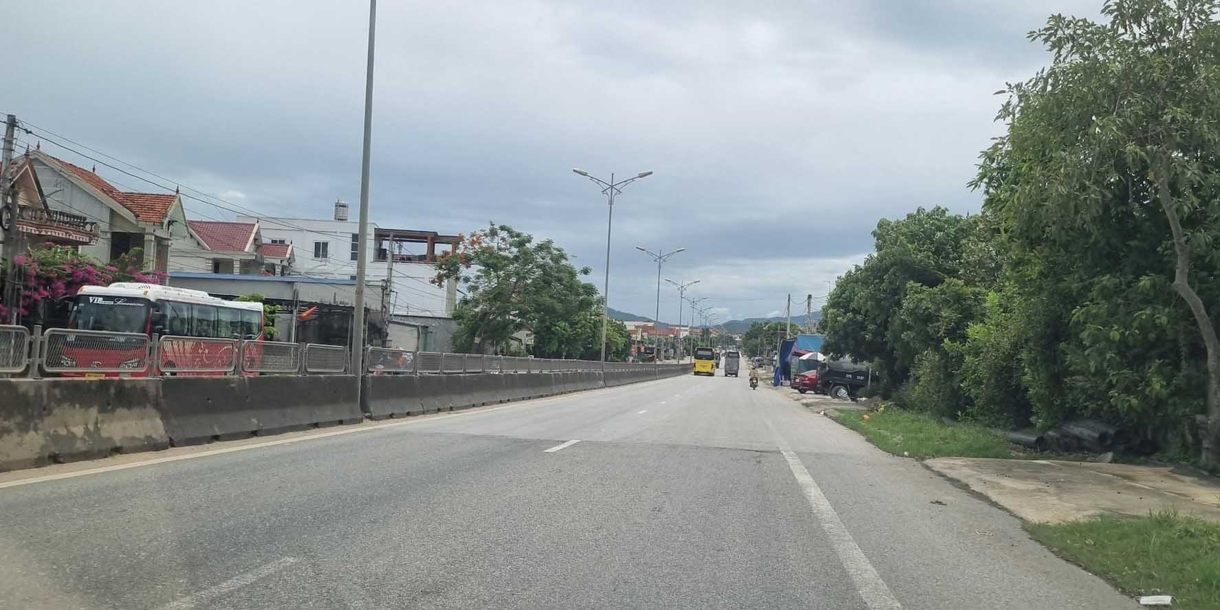 Nghe An province will discipline irresponsible officials who are slow to approve compensation payments for land clearance for the National Highway 1A project. Photo: Hai Dang