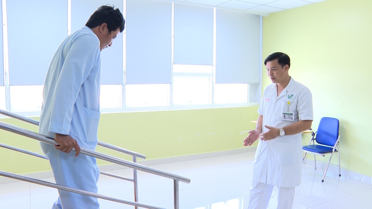 Patients perform hip rehabilitation exercises. Photo: DINH CHINH