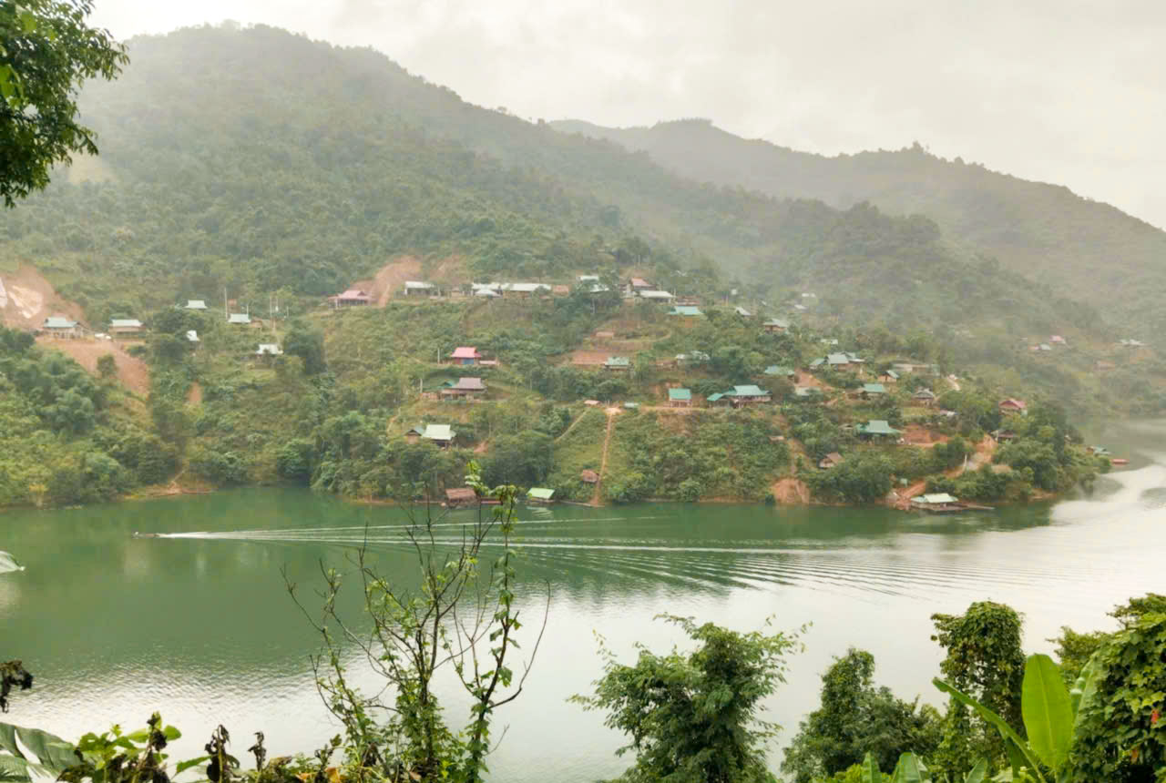 Khu tai dinh cu cum Xop Vi, ban Xop Chao thieu he thong giao thong nen viec di chuyen rat kho khan. Anh: Duy Chuong.