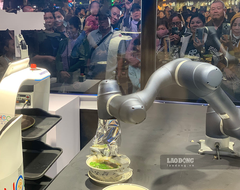 Robot chế biến và phục vụ phở cho khách tại  tại Lễ hội Văn hóa Ẩm thực Hà Nội 2024. Ảnh: Nguyễn Đạt
