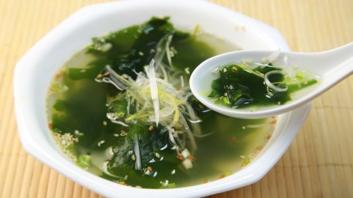 Soups are not only suitable for winter but also beneficial in reducing visceral fat. Photo: Adobe Stock.