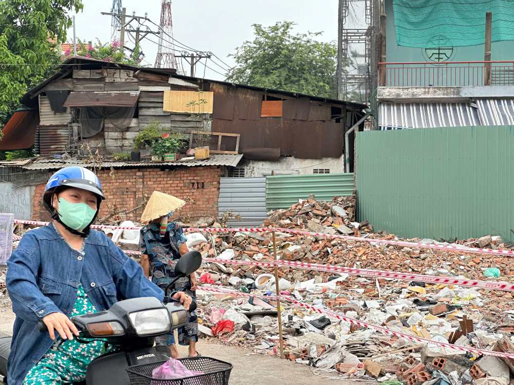 Khu vuc mat bang trong de mo rong duong Chu Van An (quan Binh Thanh) nhech nhac rac, xa ban va phe lieu, gay mat my quan do thi. Anh: Ngoc Anh