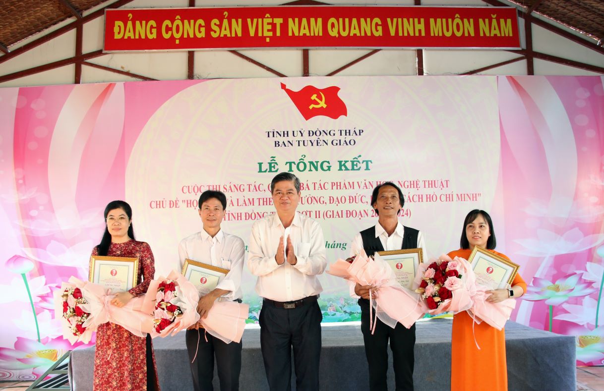 Ong Nguyen Van Dinh - Pho truong Ban Tuyen giao Tinh uy Dong Thap, Truong Ban Giam khao Cuoc thi trao Giay chung nhan cho cac tac gia dat giai A. Anh: Lam Dien