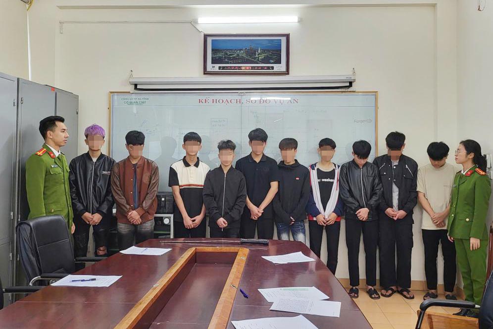 Nhóm thanh thiếu niên đến từ huyện Kỳ Anh bị triệu tập vì mang hung khí hỗn chiến với nhóm khác ở TP. Hà Tĩnh. Ảnh: Công an Hà Tĩnh.