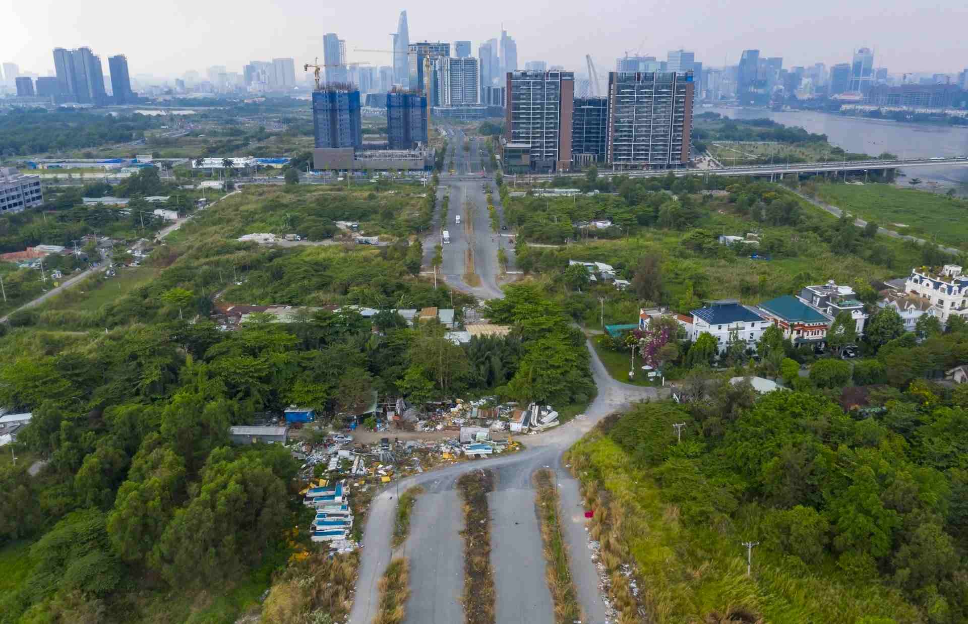Tran Bach Dang Street, section passing through Lan Anh villa area, is unfinished due to land acquisition issues. Photo: Anh Tu