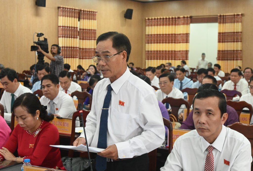 Dai bieu HDND Nguyen Van Khiem dat cau hoi chat van tai ky hop. Anh: Thanh Nhan