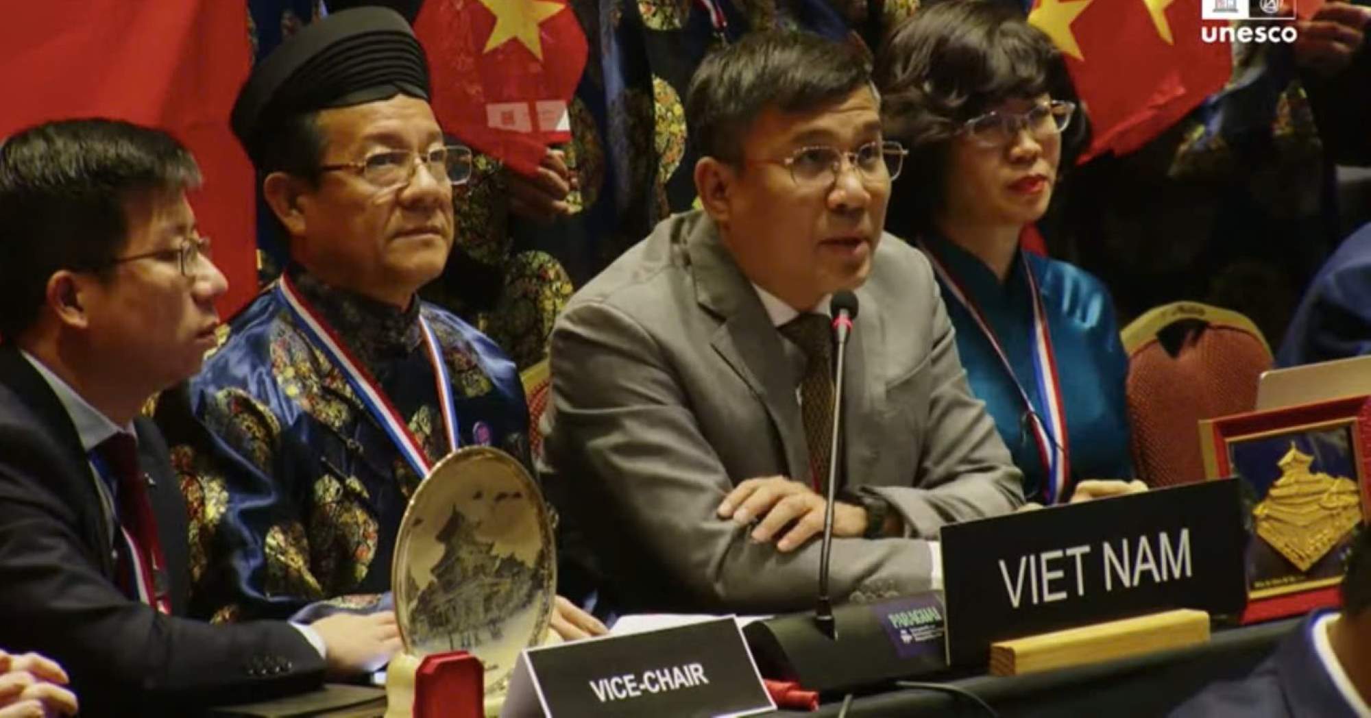 Permanent Deputy Minister of Foreign Affairs, Chairman of the Vietnam National Commission for UNESCO Nguyen Minh Vu and Secretary of the An Giang Provincial Party Committee Le Hong Quang delivered their response and pledged to protect the heritage after its inscription. Photo: VGP