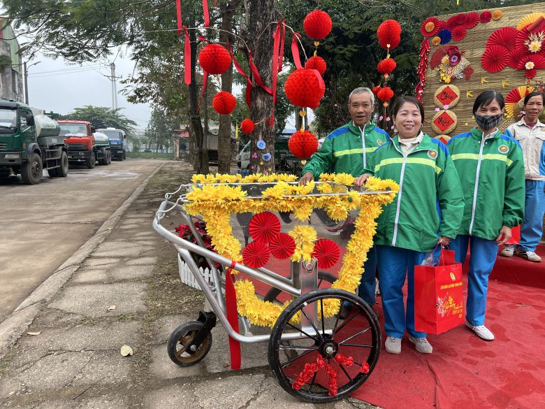 A corner of Tet Sum Vay Giap Thin 2024 at Soc Son Urban Environment Joint Stock Company with the honor of labor tools of union members and workers becoming a check-in point. Photo: Kieu Vu