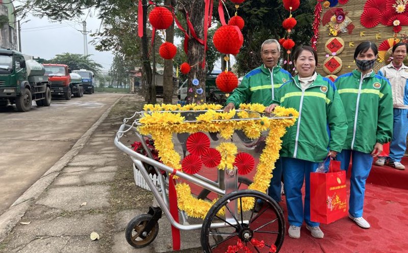 A corner of Tet Sum Vay Giap Thin 2024 at Soc Son Urban Environment Joint Stock Company with the honor of labor tools of union members and workers becoming a check-in point. Photo: Kieu Vu