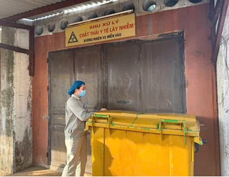 Recycling medical plastic waste helps hospitals earn hundreds of millions. Photo: Huong Giang