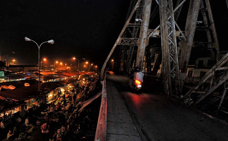 On Long Bien bridge, the legendary bridge.