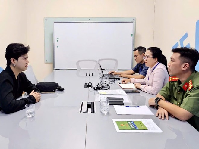 TikToker No o no (left) works at the Department of Information and Communications of Ho Chi Minh City - Photo: Ho Chi Minh City Press Center