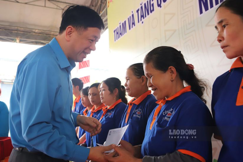 Mr. Tong Van Bang - Head of the Organizing Committee of the Vietnam General Confederation of Labor - presented Tet gifts to workers in Binh Dinh province. Photo: Phuong Thao