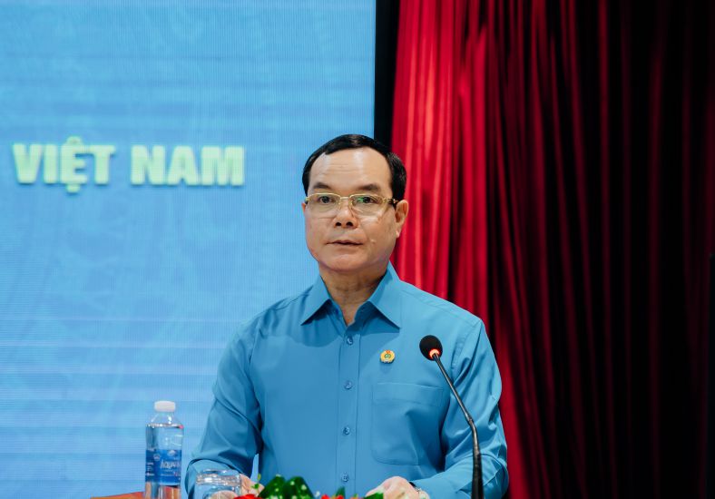 Party Central Committee member, President of the Vietnam General Confederation of Labor Nguyen Dinh Khang speaks at the 8th Conference of the Presidium of the Vietnam General Confederation of Labor (13th tenure) on December 6. Photo: Quang Hung