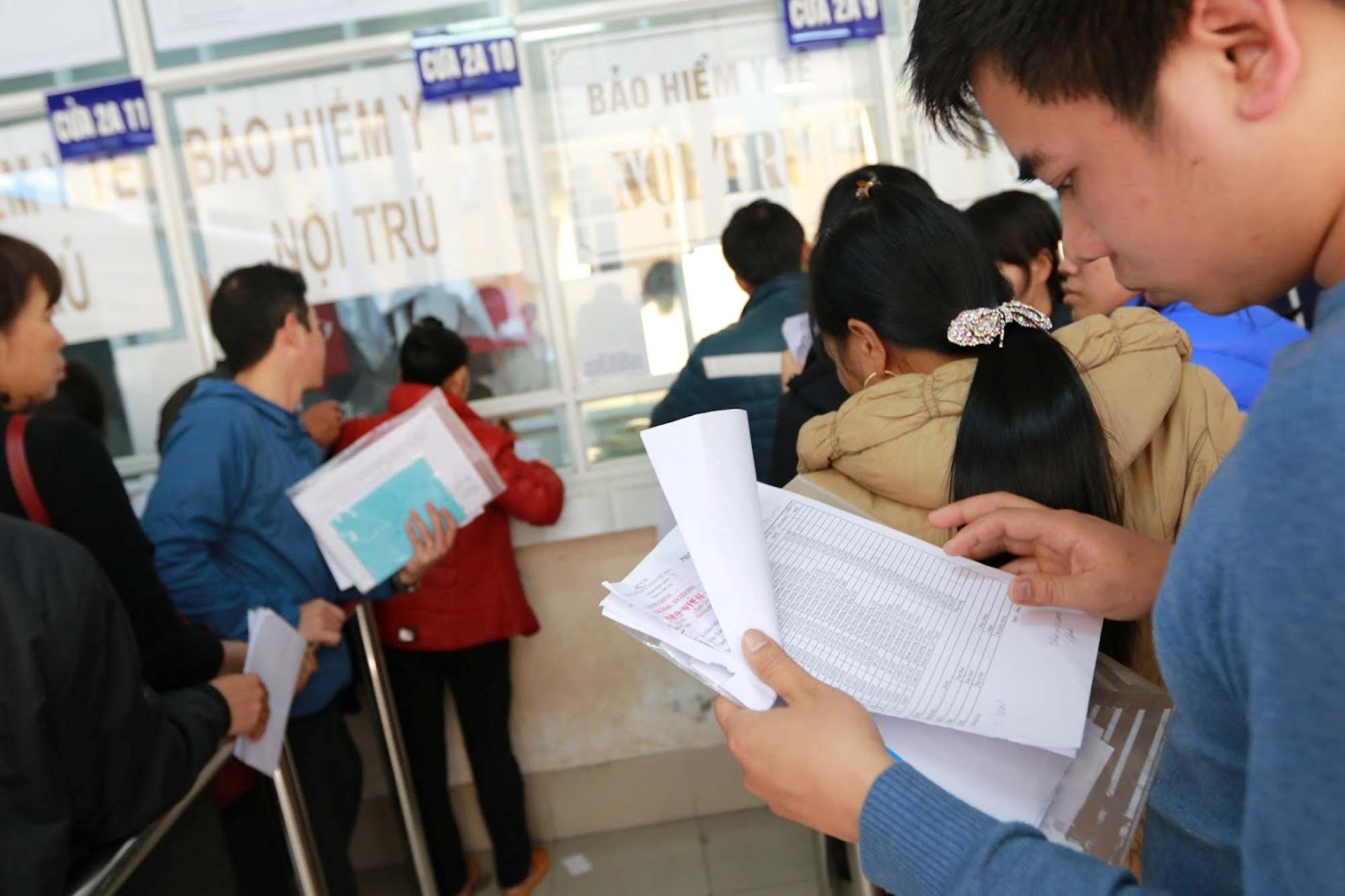 People register for medical examination and treatment at Bach Mai Hospital (Hanoi). Photo: Hai Nguyen