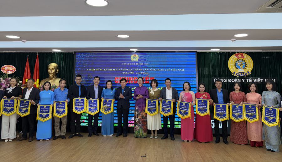 Vice President of the Vietnam General Confederation of Labor Nguyen Xuan Hung (8th from left) presents souvenir flags to the finalists. Photo: Bao Han