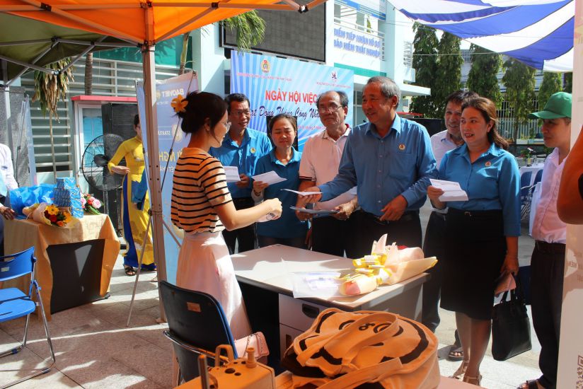 The Trade Union of Industrial Zones of Ninh Thuan province participated in connecting labor recruitment at the job fair on the occasion of Workers' Month. Photo: Xuan Hanh