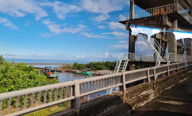 The saltwater prevention sluices in Tran Van Thoi district have been closed to store fresh water. Photo: Nhat Ho