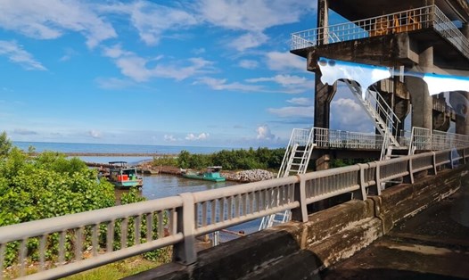 Các cống ngăn mặn tại huyện Trần Văn Thời đã đóng lại trữ nước ngọt. Ảnh: Nhật Hồ