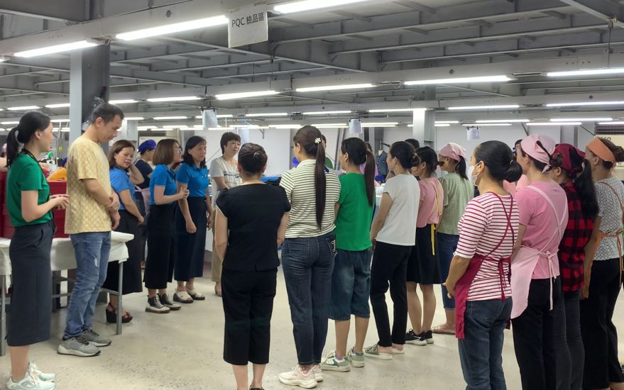 Leaders of Thai Binh Provincial Federation of Labor and union officials visited and shared with union members and workers at Hualida Thai Binh Garment Company Limited. Photo: Ha Vi