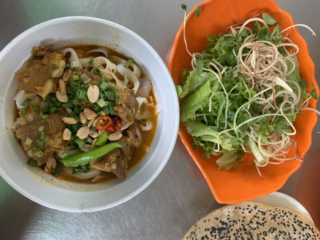 Kỳ lạ sợi mì Quảng