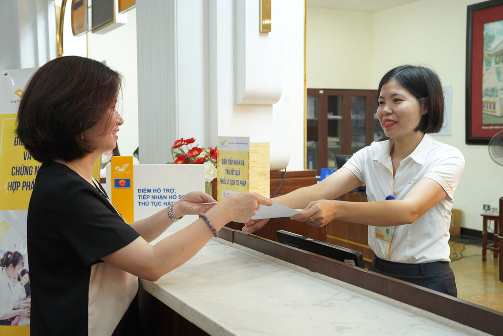 Nguoi dan co the den cac diem phuc vu, buu cuc cua Buu dien Viet Nam de nop ho so giai quyet thu tuc hanh chinh