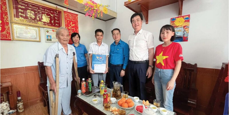 Leaders of the Vietnam Oil and Gas Trade Union and Vietsovpetro Trade Union visited and presented gifts to workers in difficult circumstances. Photo: Trade Union
