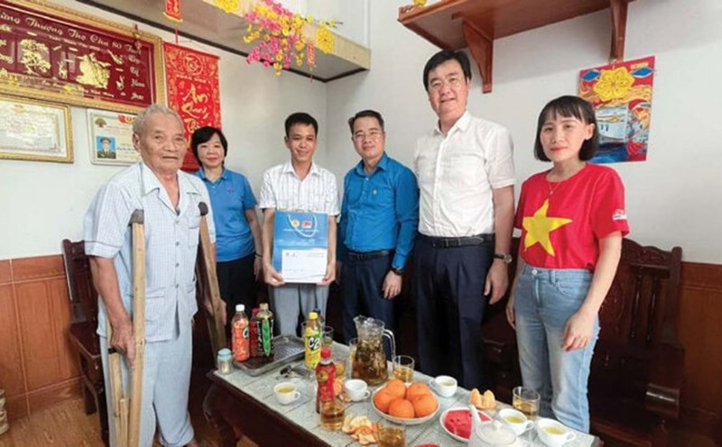 Leaders of the Vietnam Oil and Gas Trade Union and Vietsovpetro Trade Union visited and presented gifts to workers in difficult circumstances. Photo: Trade Union