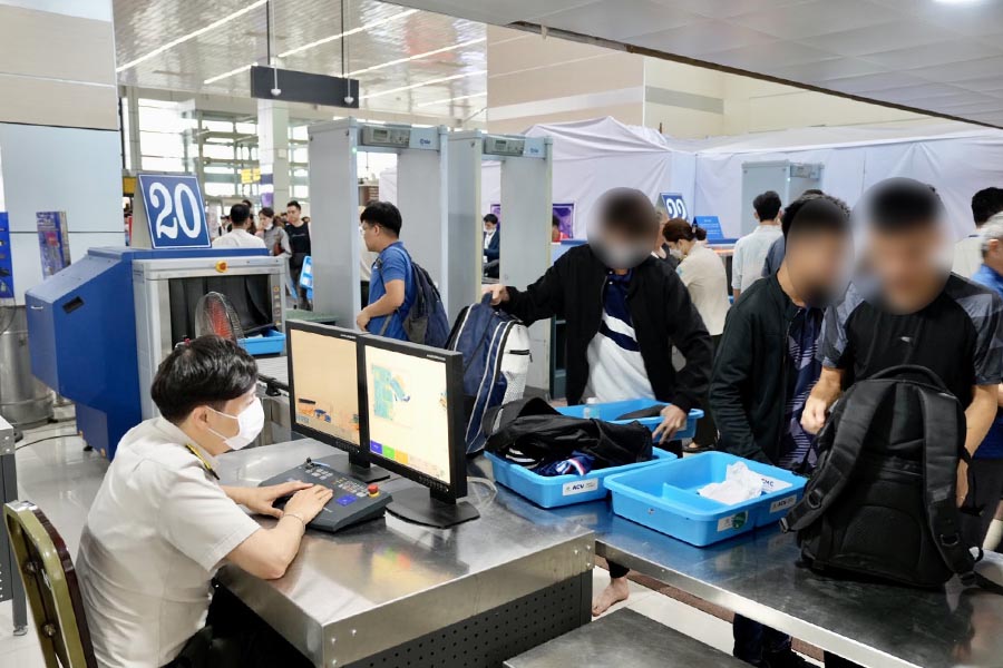 Screening is strictly implemented to prevent smuggled and prohibited goods from being transported by air. Photo: Noi Bai International Airport