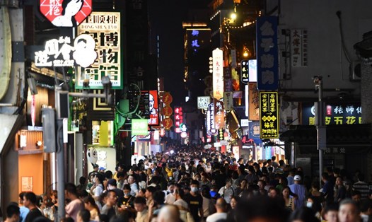 Một khu phố cổ nhộn nhịp về đêm ở thành phố thủ phủ tỉnh Hồ Nam, Trung Quốc. Chính quyền thành phố triển khai nhiều hoạt động thúc đẩy tiêu dùng giúp nền kinh tế về đêm ở địa phương này bùng nổ và phát triển mạnh. Ảnh: Xinhua