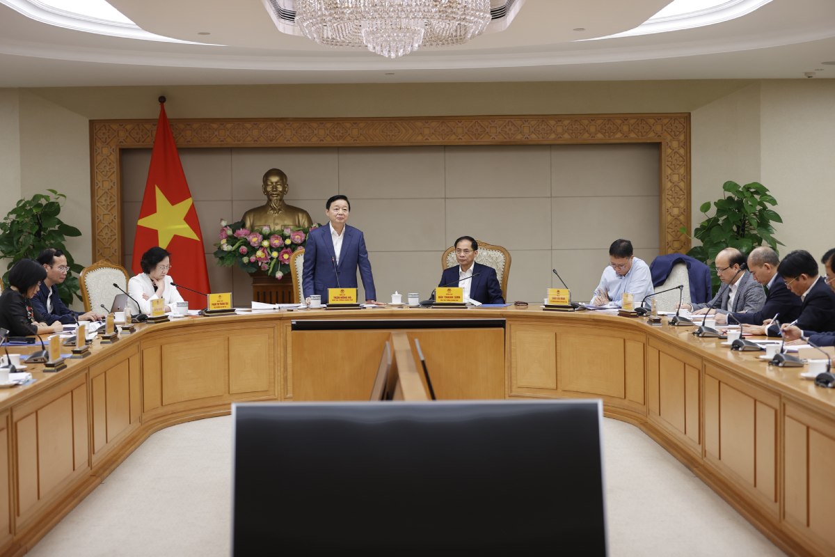 Deputy Prime Minister Tran Hong Ha and Deputy Prime Minister Bui Thanh Son worked with the Vietnam Academy of Science and Technology and the Vietnam Academy of Social Sciences on plans to reorganize and restructure the organization and apparatus. Photo: VGP