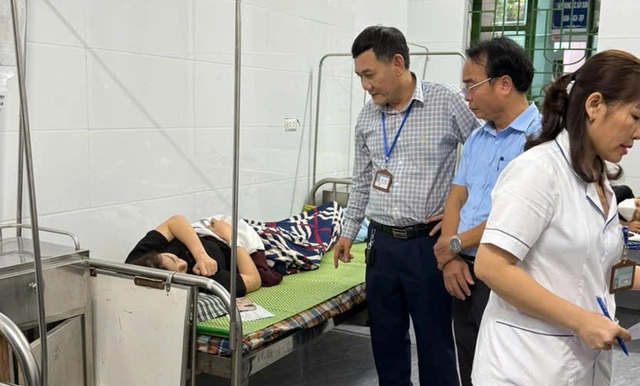 Leaders of the Nghe An Province Food Safety and Hygiene Department and Nghi Loc District People's Committee visited workers being treated at the hospital. Photo: Khanh Tam