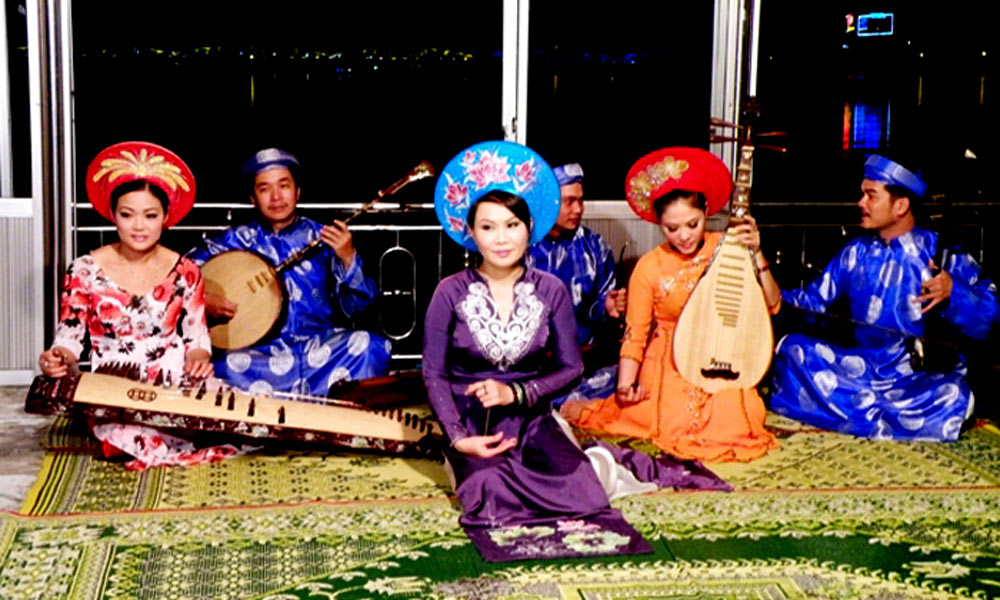 Ca Hue on the Perfume River is currently managed by 5 units, leading to "no one cries for the common father", and needs to be streamlined. Photo: thuathienhue.gov.vn