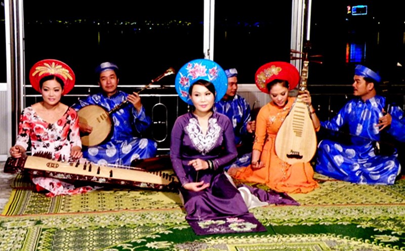 Ca Hue on the Perfume River is currently managed by 5 units, leading to "no one cries for the common father", and needs to be streamlined. Photo: thuathienhue.gov.vn