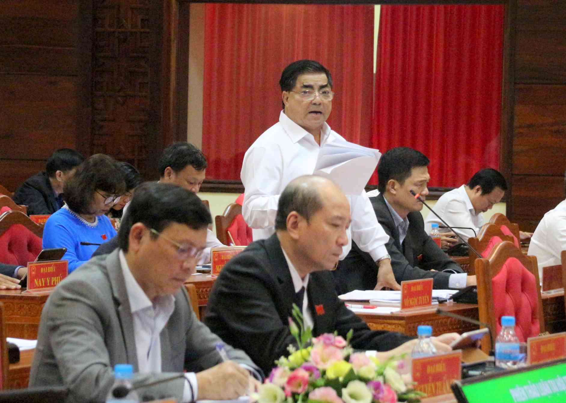 Director of the Department of Planning and Investment of Dak Lak province Vo Ngoc Tuyen informed about the reason for stopping the investment policy of 2 public investment projects. Photo: Lam Hong