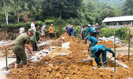 Chính quyền và các tổ chức đoàn thể địa phương tại Hà Giang cùng giúp người dân về ngày công, vật liệu, kinh tế để xóa nhà tạm, nhà dột nát. Ảnh: Hà Linh.