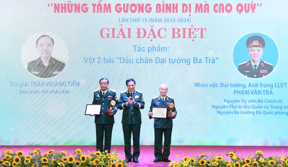 Dai tuong Phan Van Giang - Bo truong Bo Quoc phong (giua) - trao giai Dac biet cho tac gia va nhan vat. Anh: T.Vuong