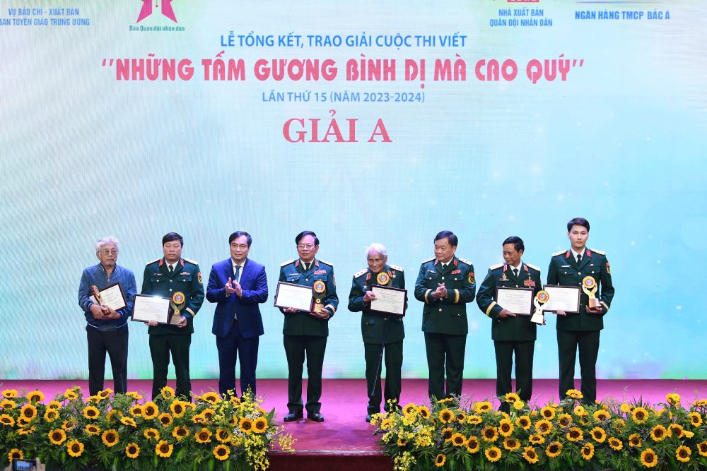 Cac tac gia, nhom tac gia, va nhan vat nhan giai A cua Cuoc thi viet. Anh: T.Vuong 