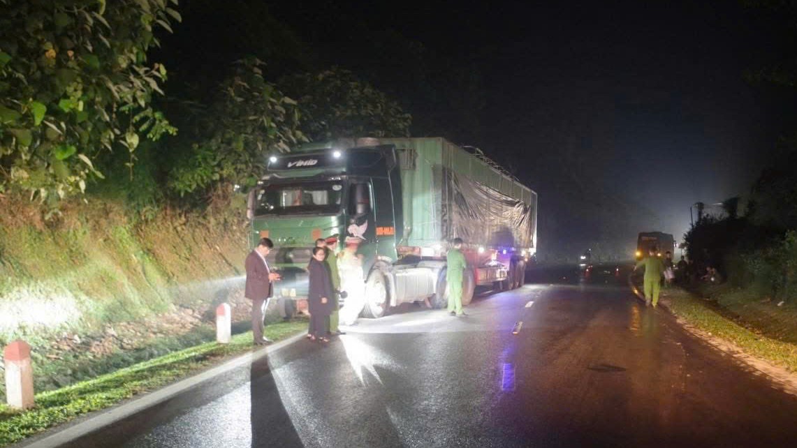 The scene of the accident on National Highway 6 through Hoa Binh province. Photo: Tan Lac District Police.