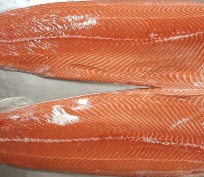 Grilled salmon with green vegetables not only provides abundant omega-3 but also supports the process of reducing belly fat. Photo: Kieu Vu