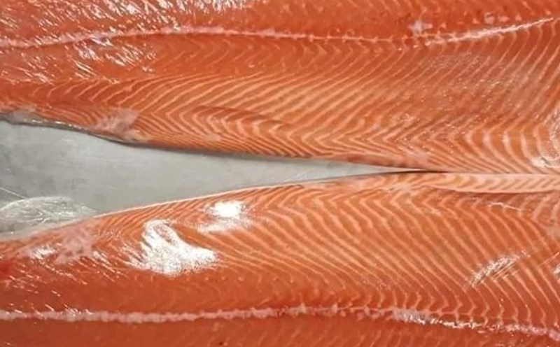 Grilled salmon with green vegetables not only provides abundant omega-3 but also supports the process of reducing belly fat. Photo: Kieu Vu