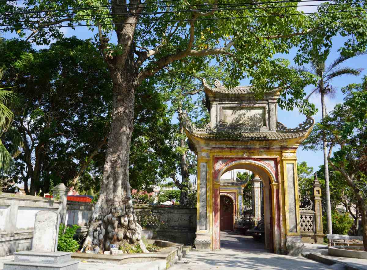 Heritage rice basket next to Quan Khai communal house - a national architectural and artistic relic in Vinh Bao, Hai Phong. Photo: Mai Dung