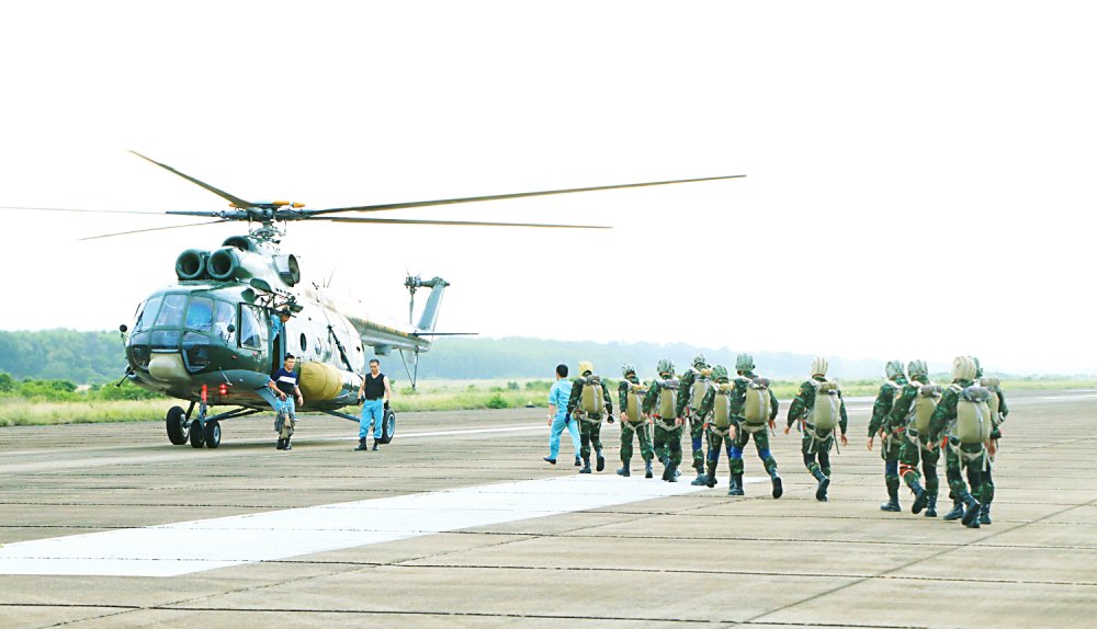 Division 370, Air Defense - Air Force is one of 10 groups considered for the Second Class Fatherland Protection Medal. Illustration photo: The Anh