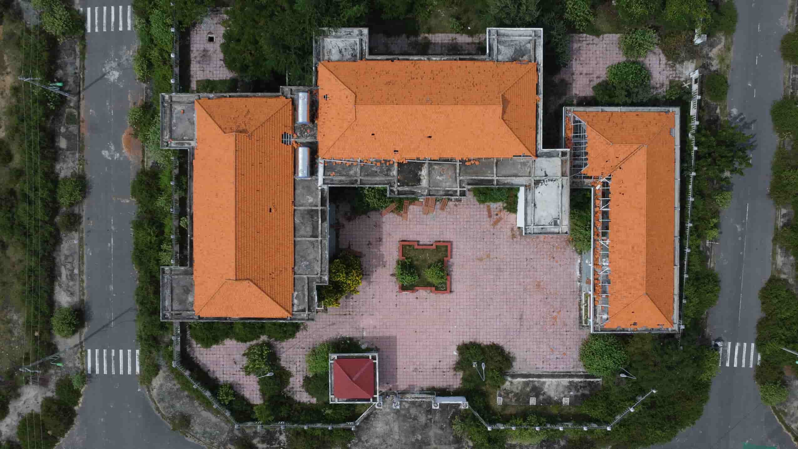 Not many people live in the resettlement area of ​​Xom Quan so the facilities are degraded.