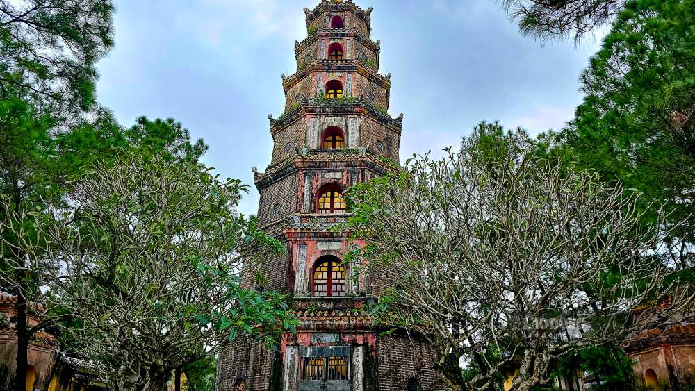 O Co do Hue, hai trong nhung chuong dong noi tieng co tu thoi nha Nguyen do la Bao vat quoc gia “Dai hong chung chua Thien Mu” va chuong Ngo Mon o lau Ngu Phung (Dai Noi).