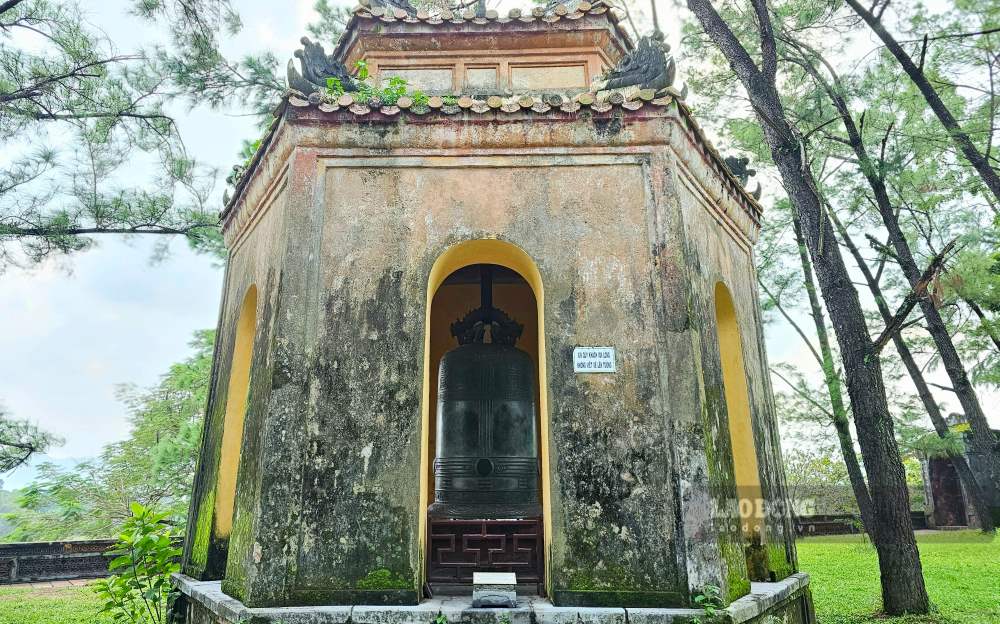  Chiec chuong thu hai trong thoi Nguyen duoc duc cong phu khac do la chuong chua Thien Mu - Bao vat quoc gia vao nam 2013. Neu nhu chuong Ngo Mon la bieu tuong Vuong trieu thi chuong chua Thien Mu gan voi bieu tuong cua Dao Phat thoi Nguyen. 