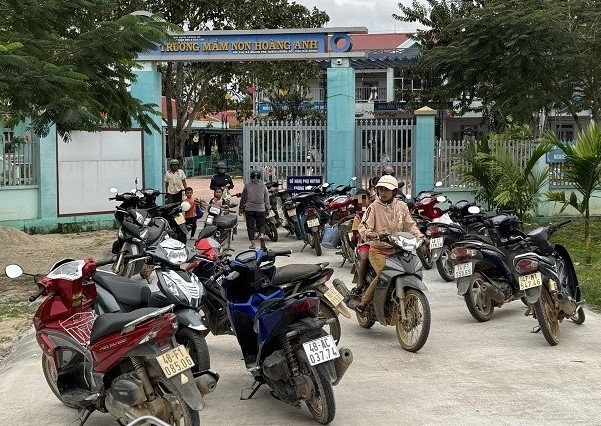 Nguoi dan o xa Quang Phu, huyen Krong No don con nho di hoc ve o mot ngoi truong khang trang. Anh: Bao Trung