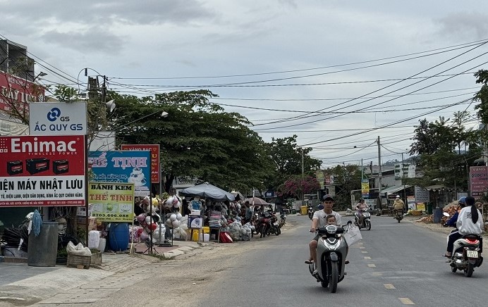 Nguoi dan buon ban sam uat o hai ben duong trung tam xa Duc Xuyen, huyen Krong No. Anh: Bao Trung